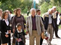 Літературне паломництво у Піски ( до школи привели учні молодших класів, які зустрічали нас в центрі села.JPG)